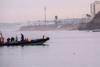 Španělsko začalo s umisťováním bariéry proti migrantům na moři u Ceuty - Novinky